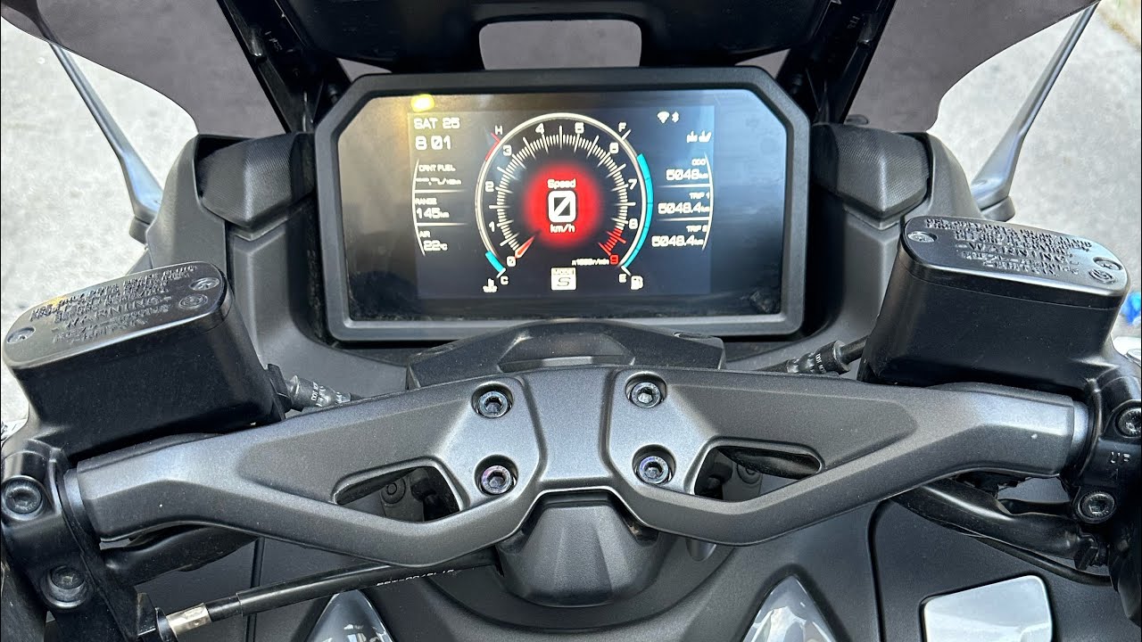 Démontage des carénages avant gauche du T Max 560 Tech Max 2023