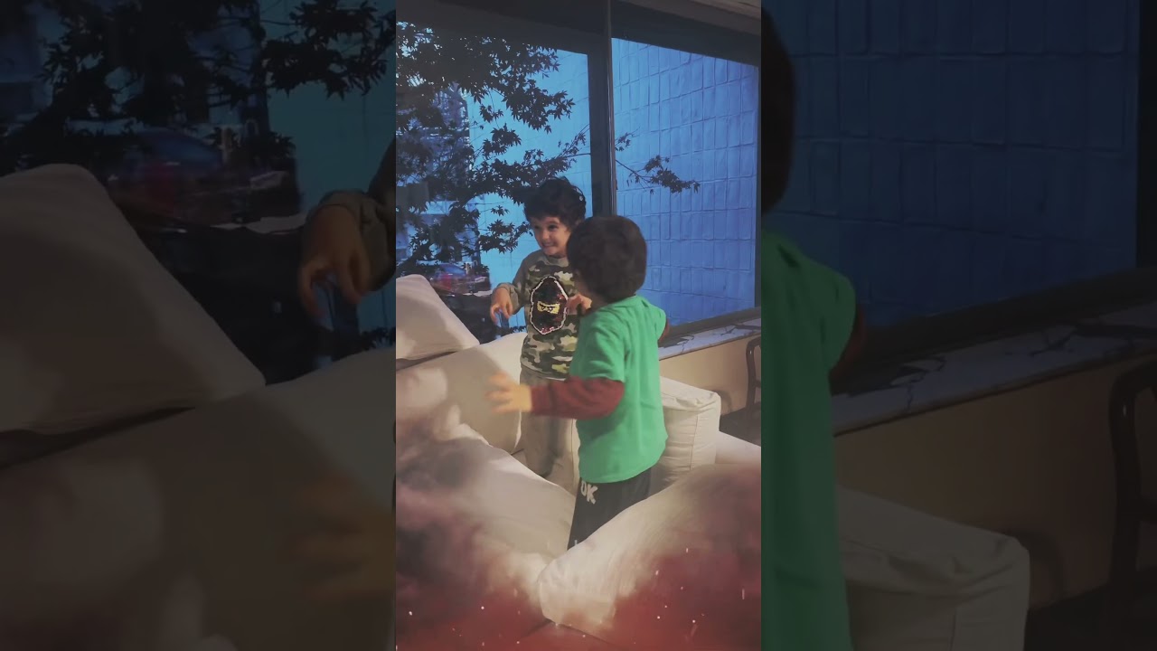 🦖🔦 Vito y Luca se esconden en una cueva secreta y sorprenden a su pap&aacute; con rugidos feroces&hellip; #dinos