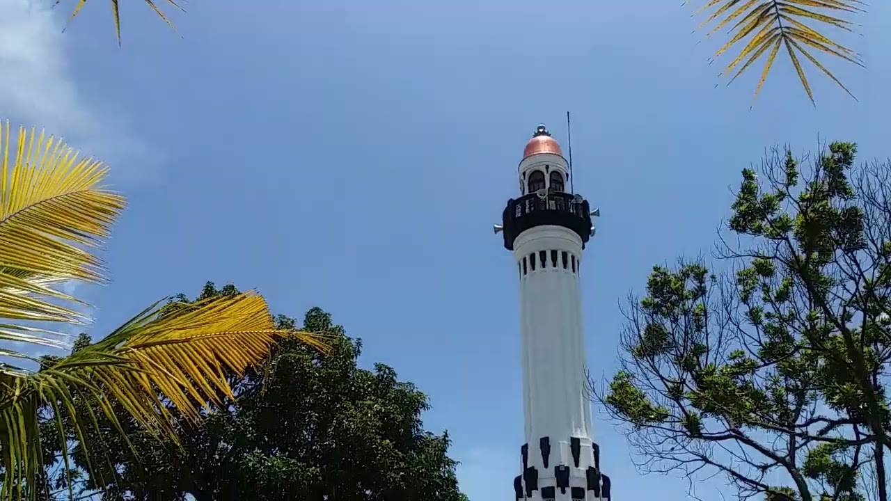 Bedug dan halaman Masjid Agung Surakarta.