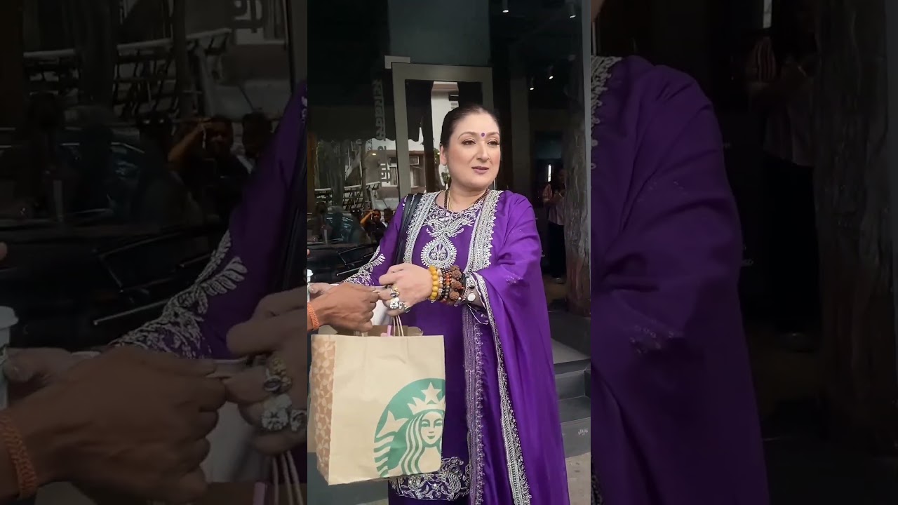 Sunita Ahuja Spotted at Airport ✈️😲 | Goes Viral on Paparazzi Cameras 📸 || #shorts