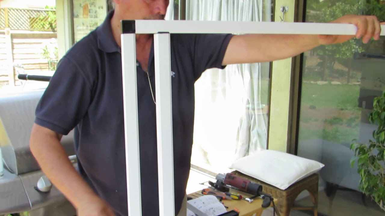 Instalación de mosquitero abatible para puertas