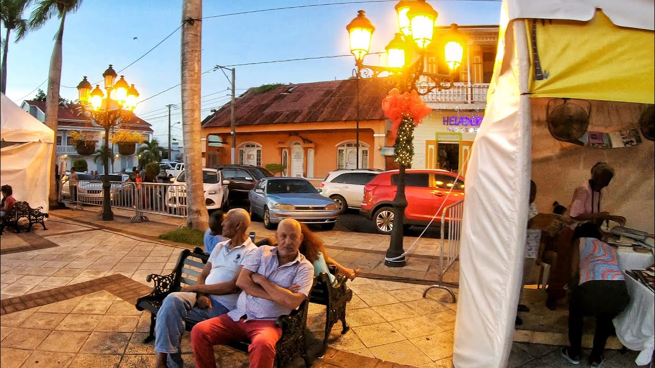 Caminando al Atardecer en Puerto Plata 4k Parque Central Independencia 4k