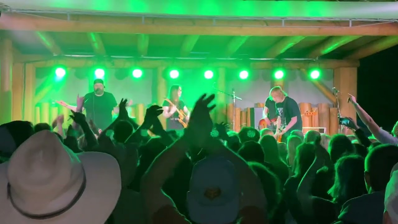 Vypsaná fiXa feat Zuzana - Babička (Veselské pískovny 2023)