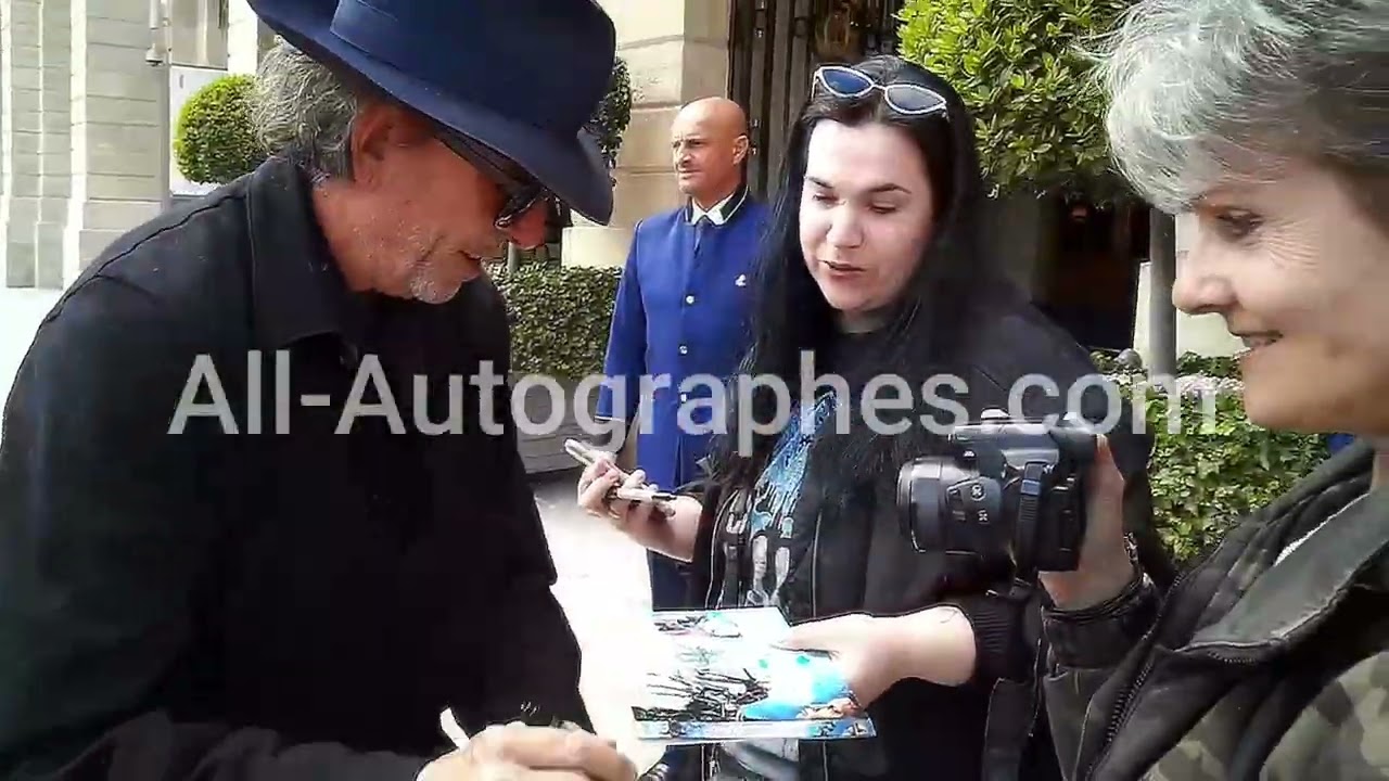 Tim Burton signing autographs in Paris (part 2)
