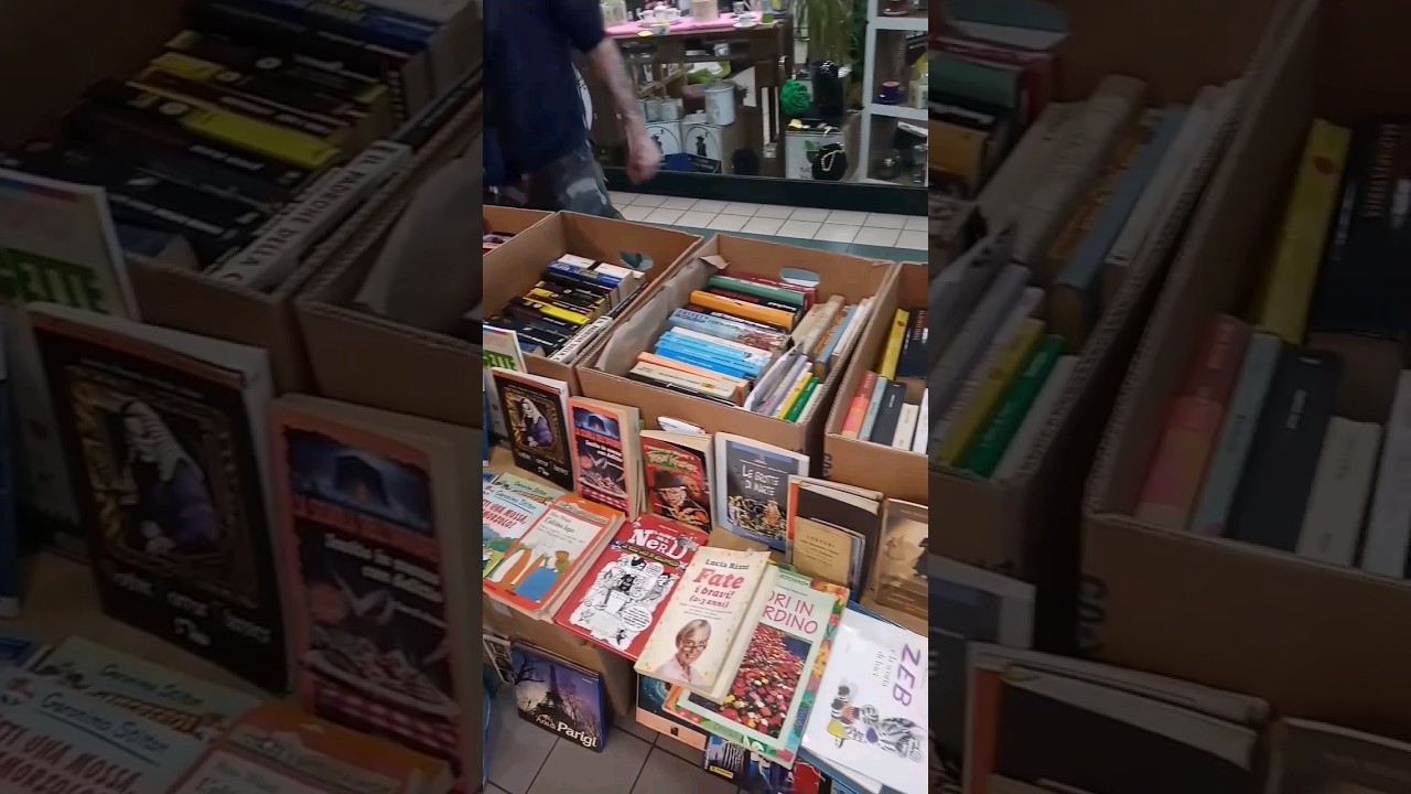 La bancarella dei libri usati di Riki Cubetti #shorts