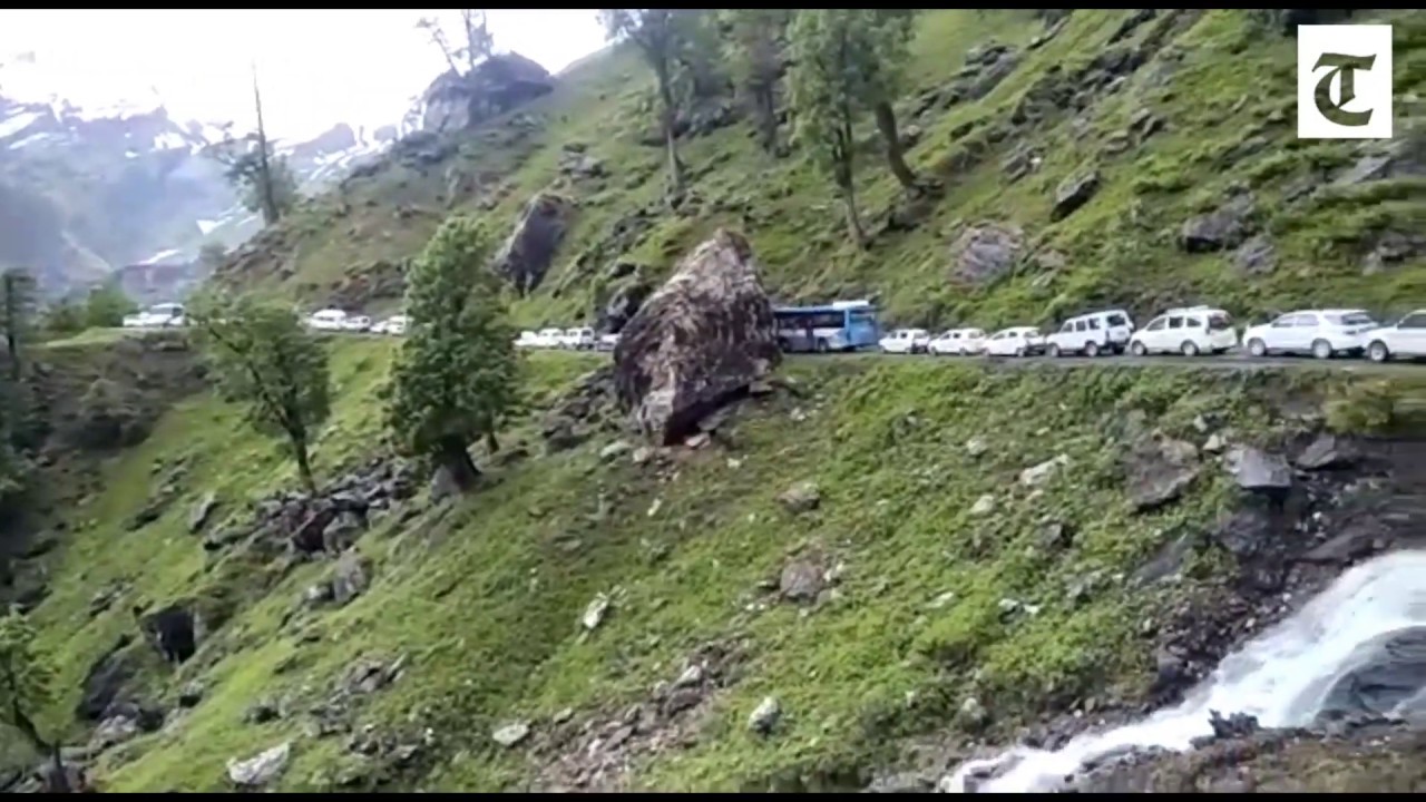 To beat the heat, tourirsts throng to Himachal leading to traffic jam on Manali-Rohtang road.