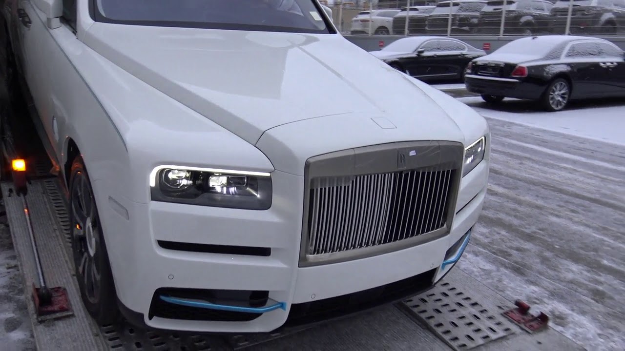 Выгрузка Rolls Royce у дилера в Москве. Крытые автовозы Kassbohrer и ROLFO.