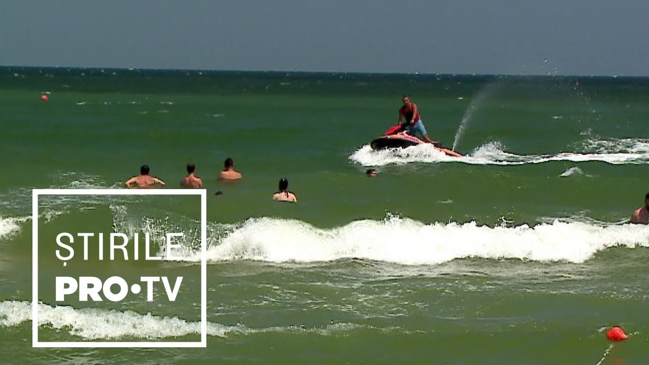 Turişti salvaţi în ultima clipă din Marea Neagră. Unul dintre ei l-a lovit pe salvamar