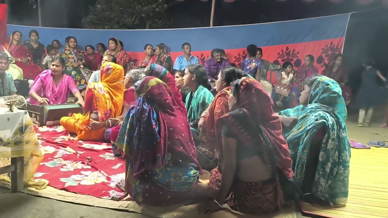 চলছে ঠাকুরের সামনে সন্ধ্যা আরতি।