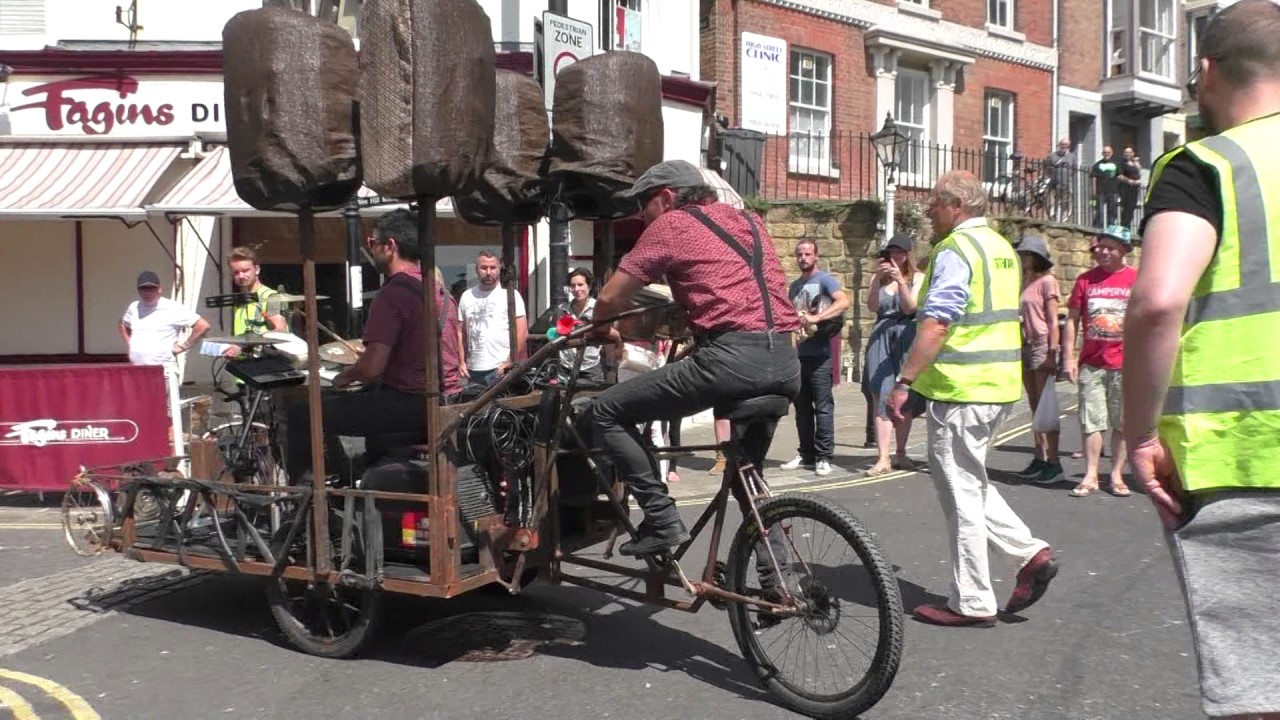 La Dinamo live in the old town hastings (SCOOTERCAM)