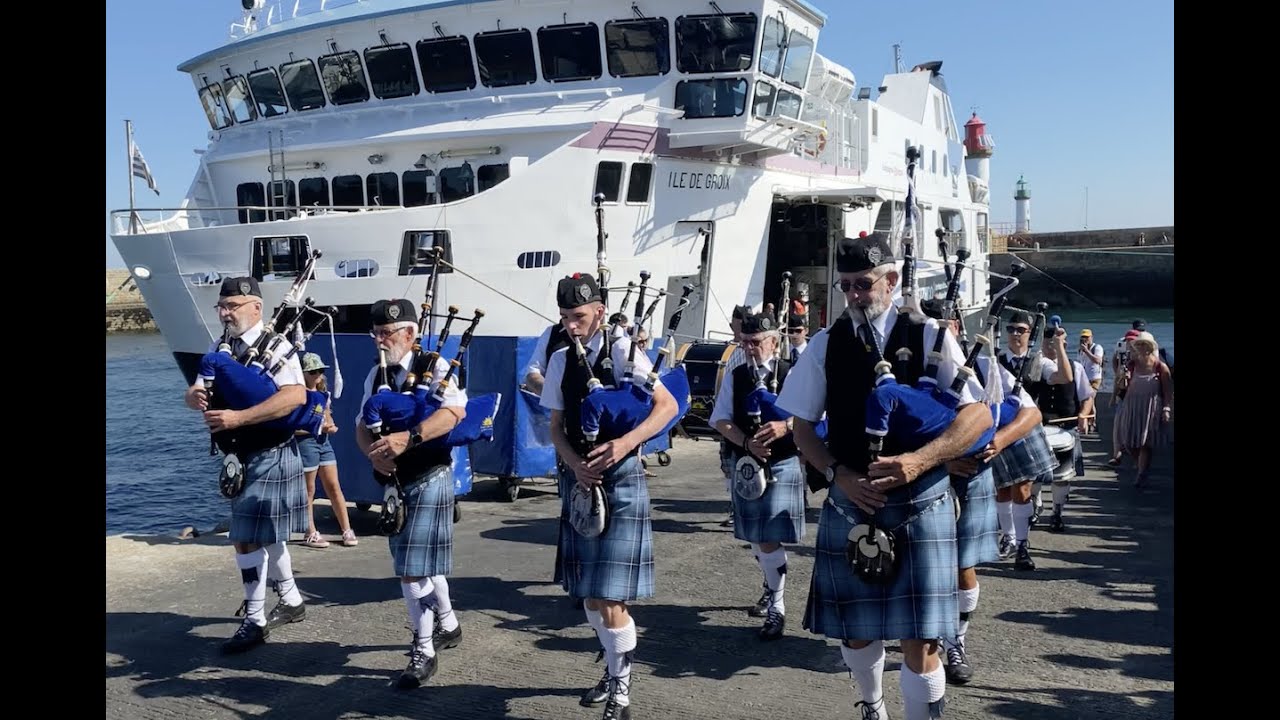 Le Lorient Pipe Band en visite à Groix