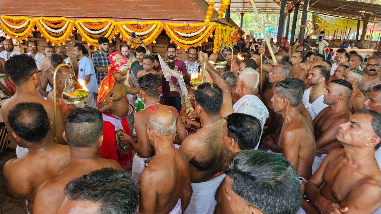 ചന്തേര മുച്ചിലോട്ട്, ഭഗവതിയുടെ ഉച്ച തോറ്റം അരങ്ങിലെത്തി.