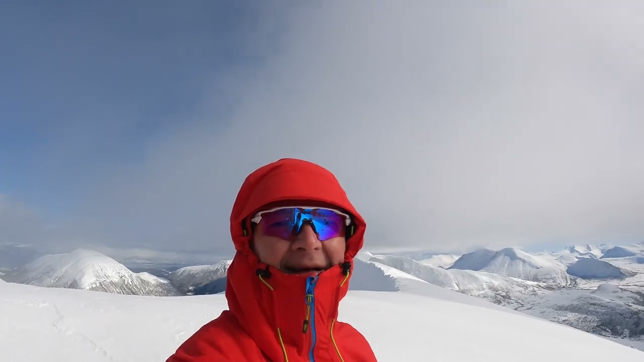 Frostatind april 2022; med fjellski.