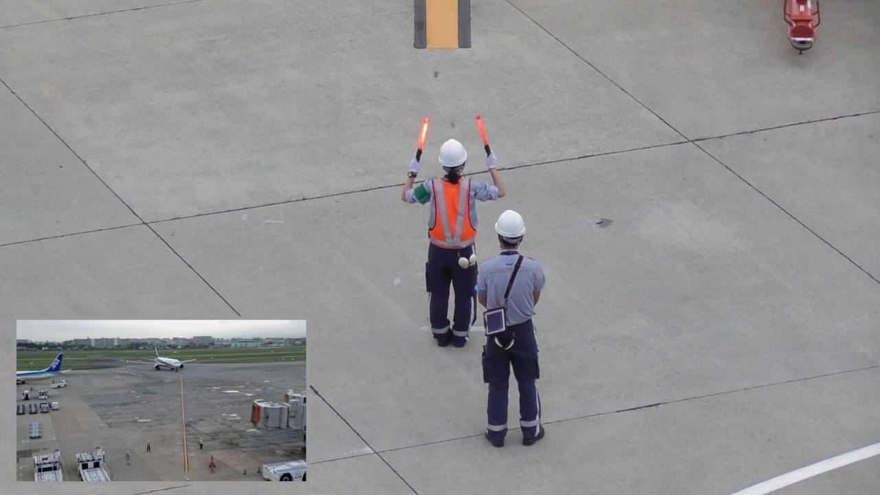 ANA 伊丹 air女子②Marshaller (B-767スポットイン)