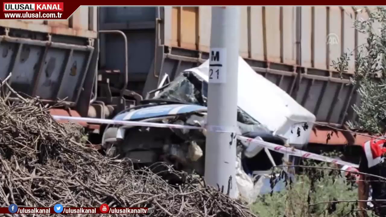 Yük treni hemzemin geçitte bozulan servis minibüsüne çarptı