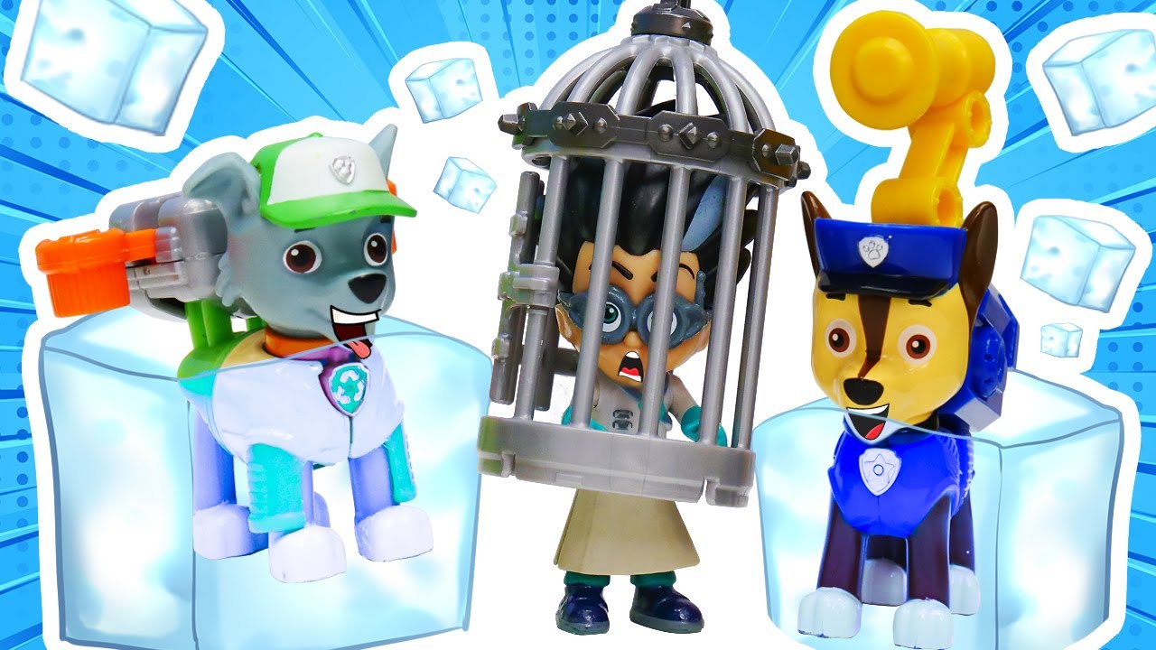 Spielspa&szlig; mit der Paw Patrol. Die Welpen sind zu Eis erstarrt. Spielzeug Video auf Deutsch