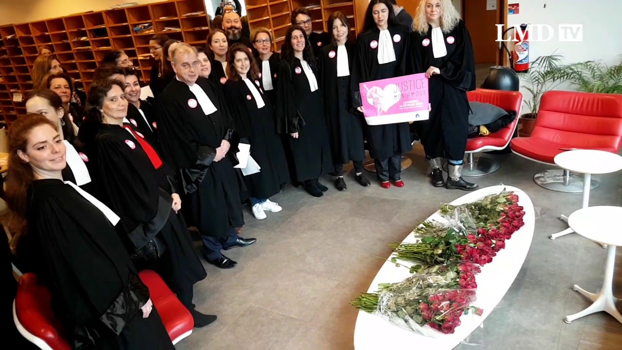 Journée Justice mon amour : les avocats du barreau des Hauts-de-Seine distribuent des roses