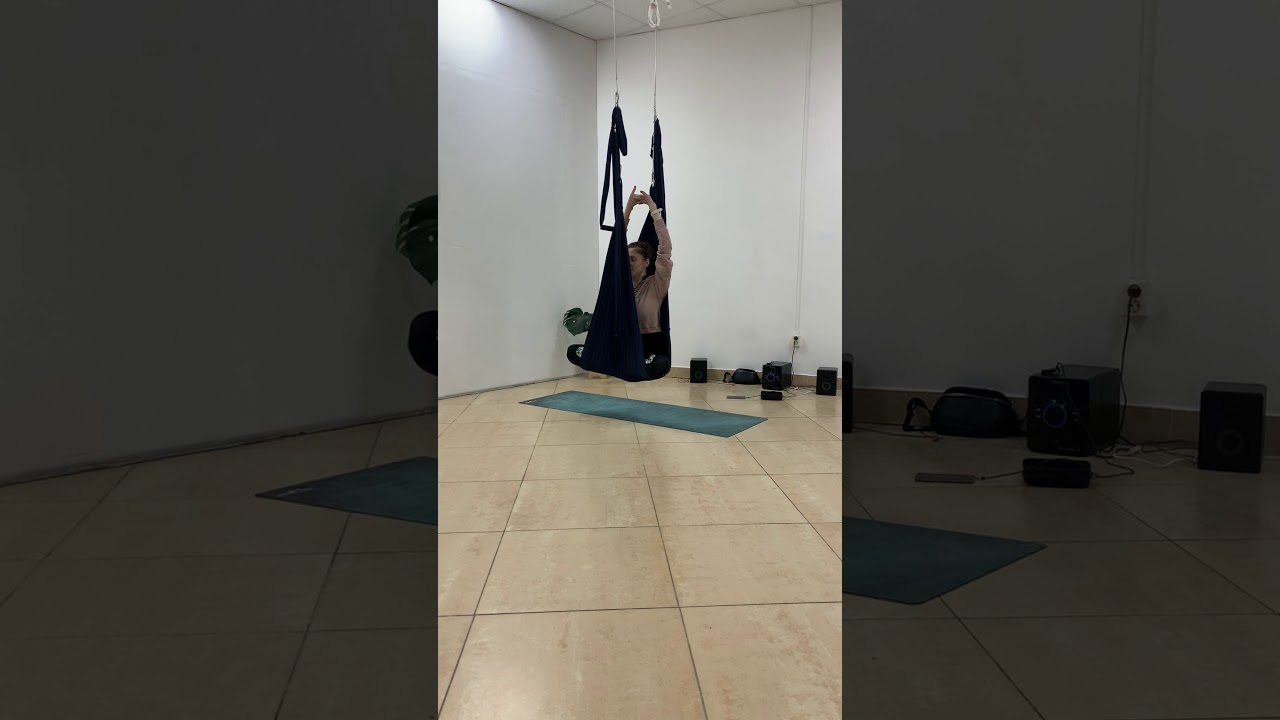 Аэройога на низком гамаке