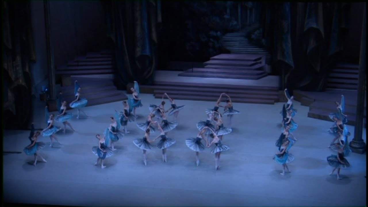 Bolshoi Ballet in cinema | Raymonda - Valse fantastique (act I)