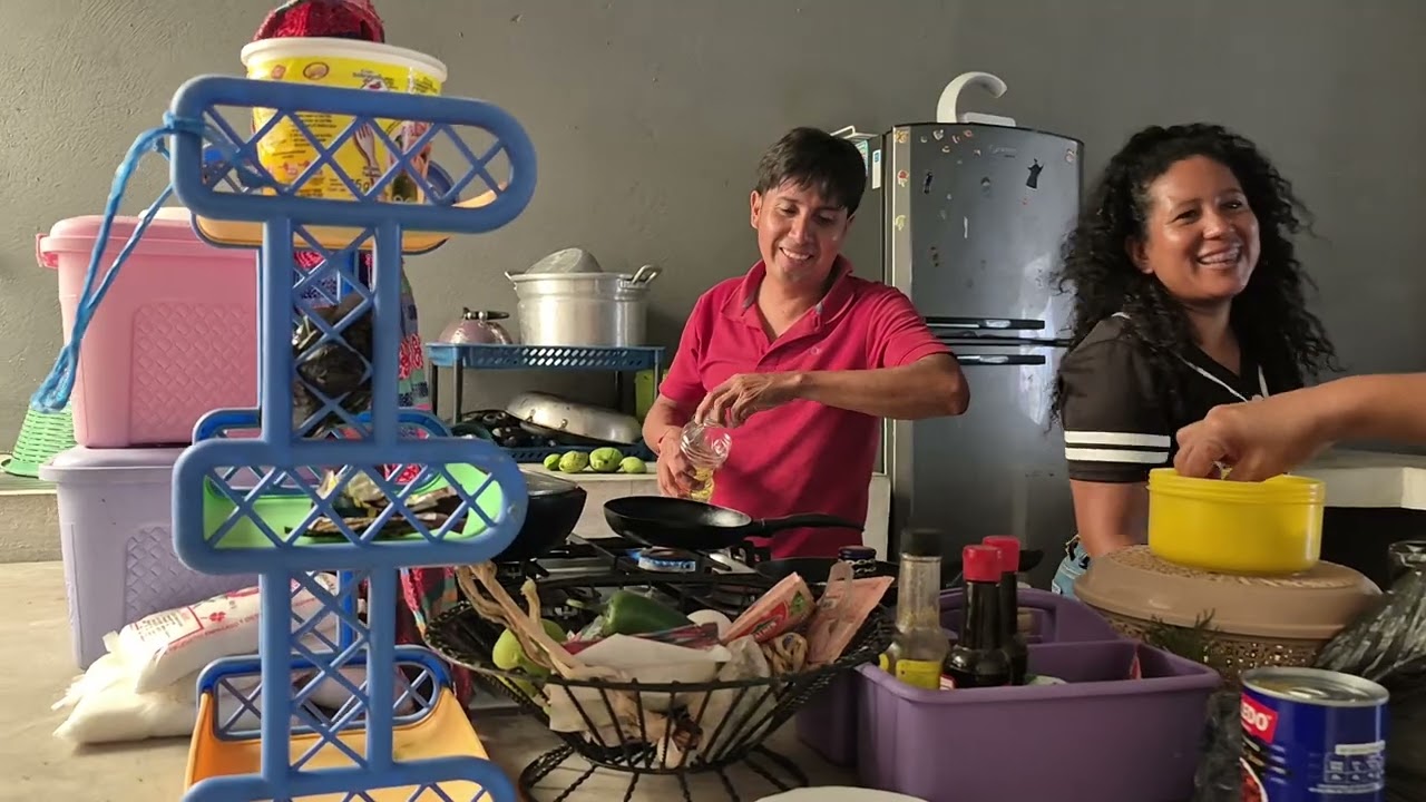 KARINA invito a todos a comer a su casa ellos felices