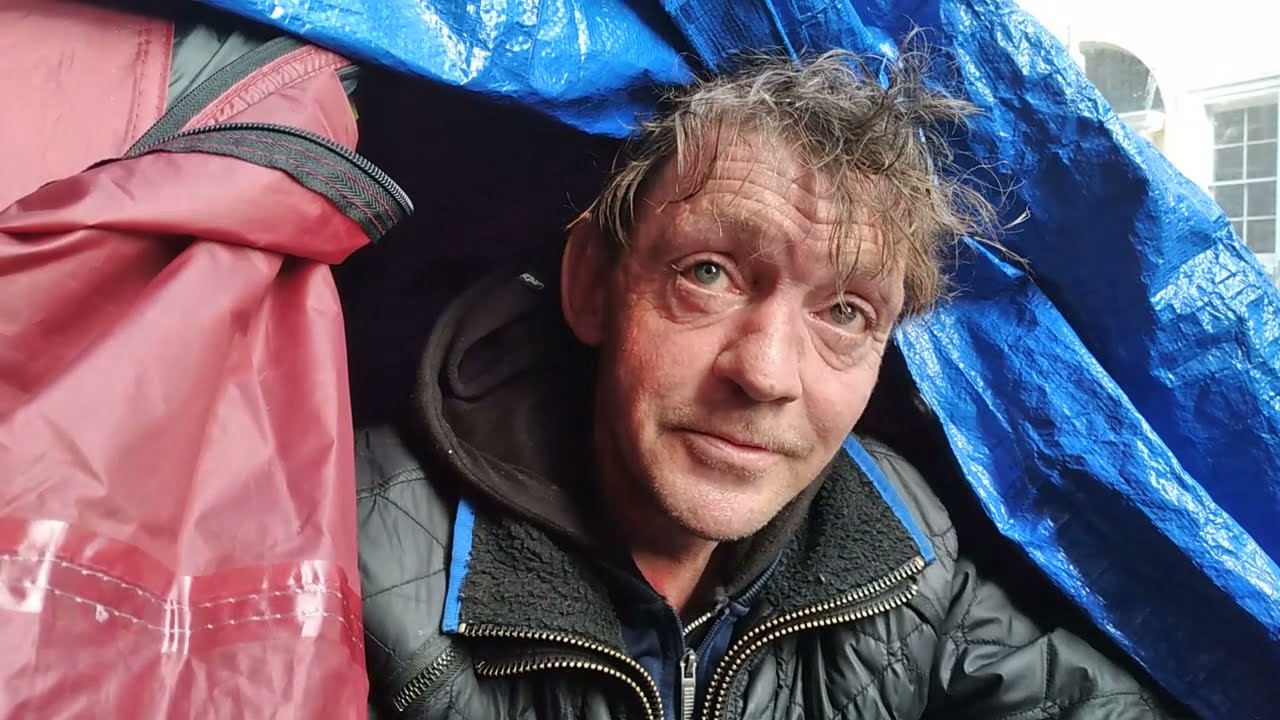 Дел, живущий в городской палатке, и замечательные волонтеры, которые помогают.