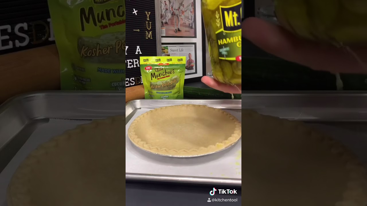 Пирог с солеными огурцами
