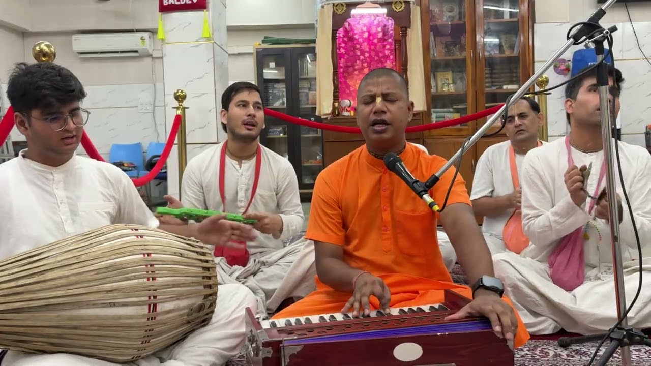 Melodious kirtan by Hg Padmalocana Rama Prabhuji 