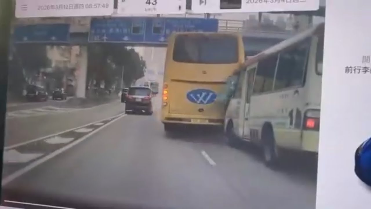 車CAM直擊 - 旅巴彈出彈入 紅Van收掣不及撞上 爆晒玻璃