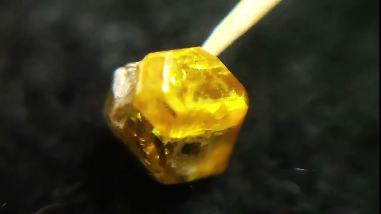 COMO É UM DIAMANTE BRUTO ?