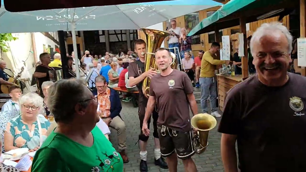Kleiner Harmonikaspieler-Rucksackmusikanten-Ramsthal-26.05.2024