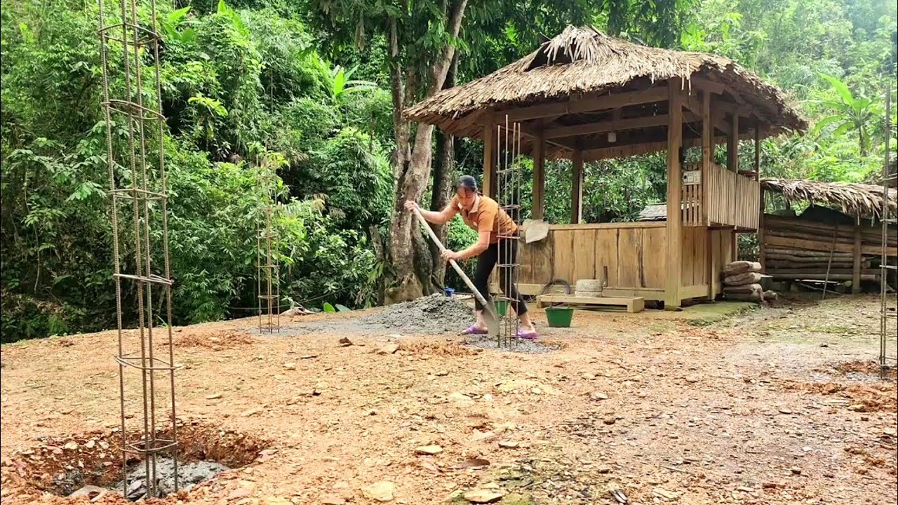 The girl began building the farm using sturdy concrete pillars.