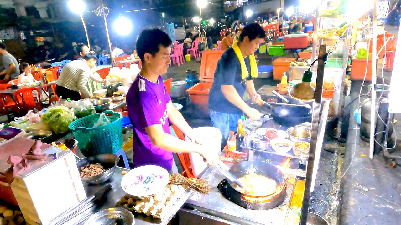 Cambodia Street Food at Night 🇰🇭 Fresh Cooking, Cheap Prices!