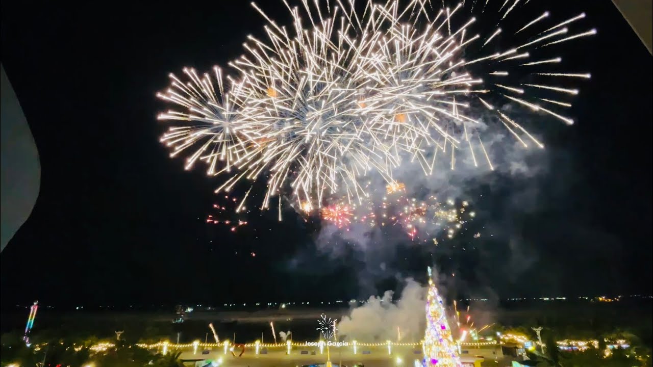 SM Mall of Asia Grand Holiday Fireworks Spectacle December 27, 2025 | Platinum Fireworks Inc.