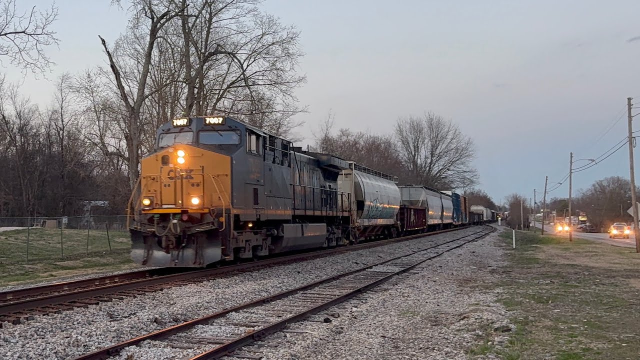 CSX 7007 with a good sounding K5LA and bell leads M573 at Horse Cave