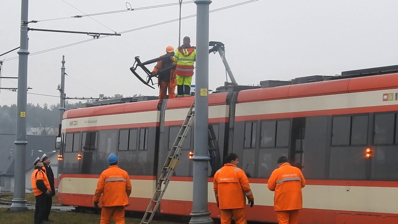 Połamane pantografy tramwaju 1005. Zablokowany ruch tramwajowy na pętli Łostowice-Świętokrzyska