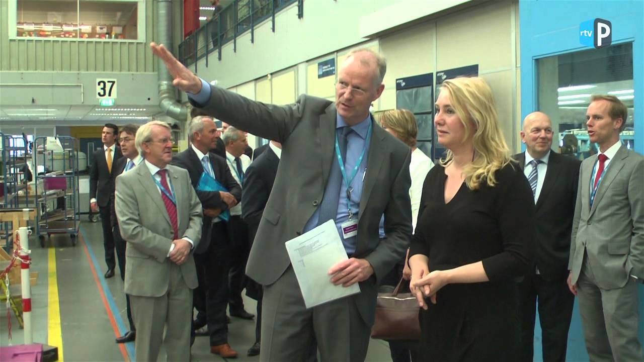 Minister Schultz Van Haegen bij Fokker te Papendrecht