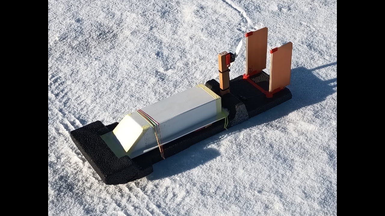 Gleiter/ Rutscher auf festgefahrenem und losem Schnee auf Parkplatz