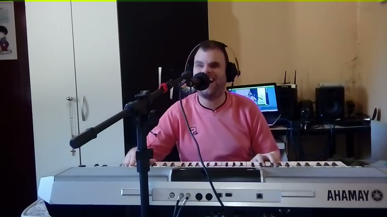 Tocando e cantando a música 