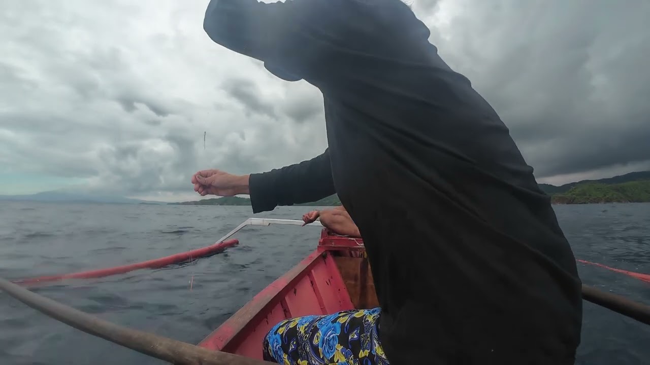 Panghuhuli ng isda nila mama at papa naway madaming mahuling isdang kawilin 