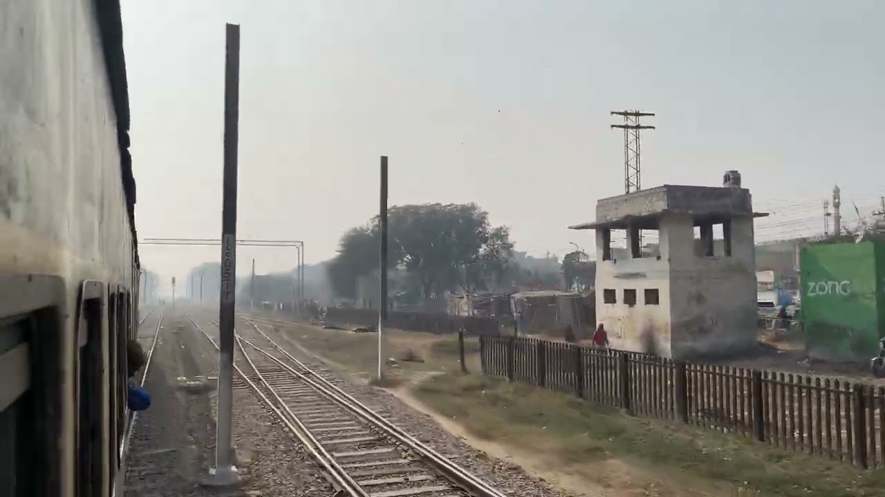 😍😍Beautiful Arrival Must Watch 10DN Allama Iqbal Express Arived At Kot Lakhpat Railway Station 