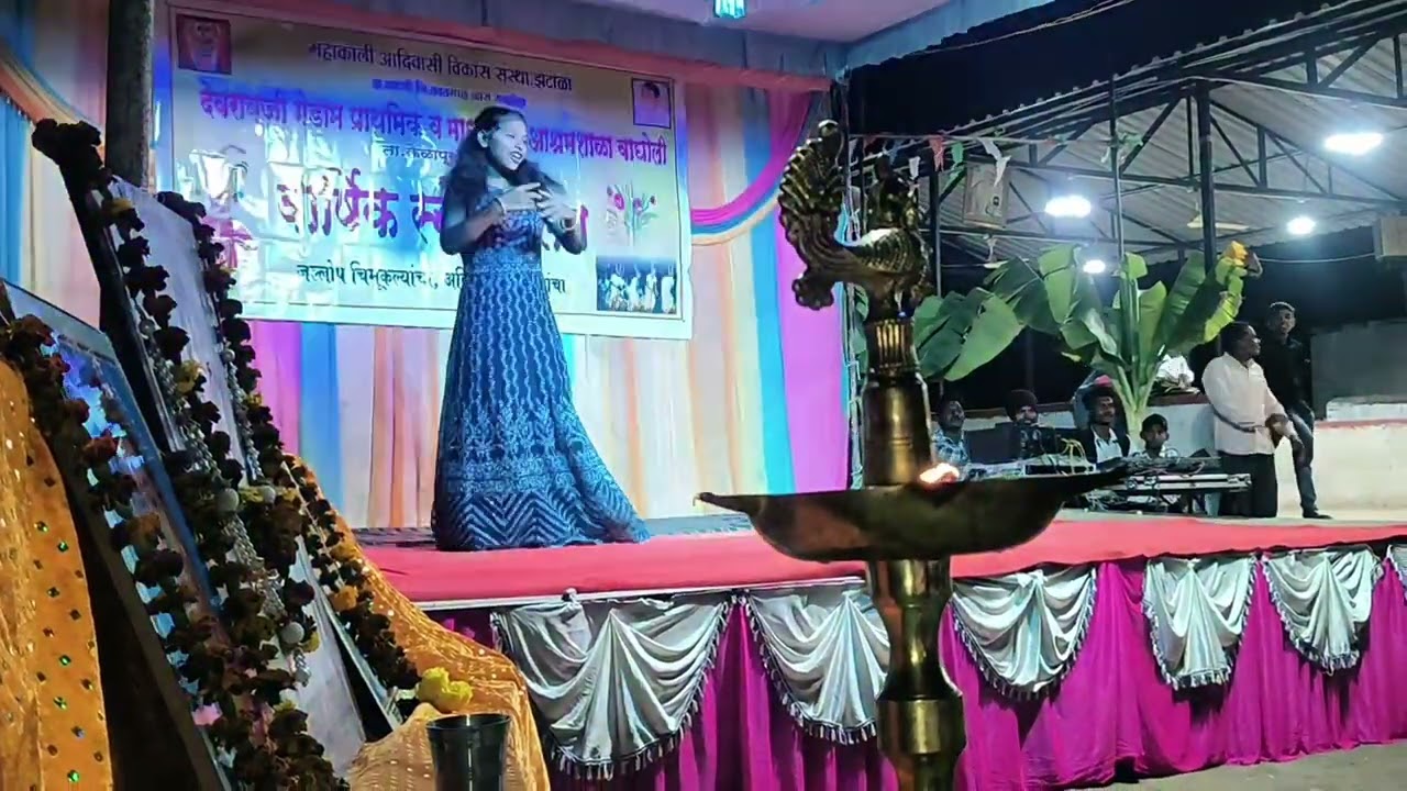  आदिवासी आश्रम शाळेत रंगला सांस्कृतिक कार्यक्रम: 'चुनरी चुनरी गाण्यावर विद्यार्थ्यांचा बहारदार डान्स