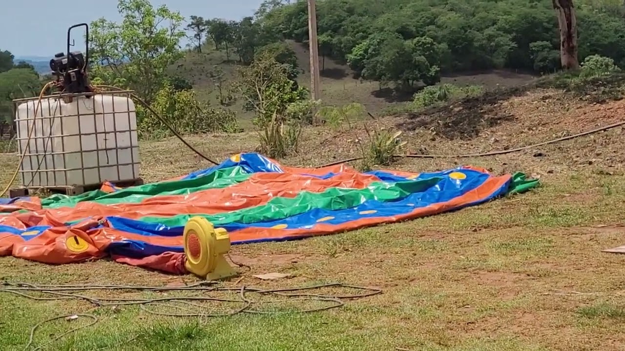 Lavando brinquedos infláveis 