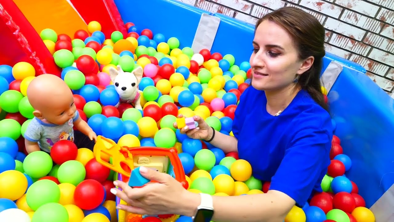 Jeu dans la piscine à balles avec Baby Born | Comme maman