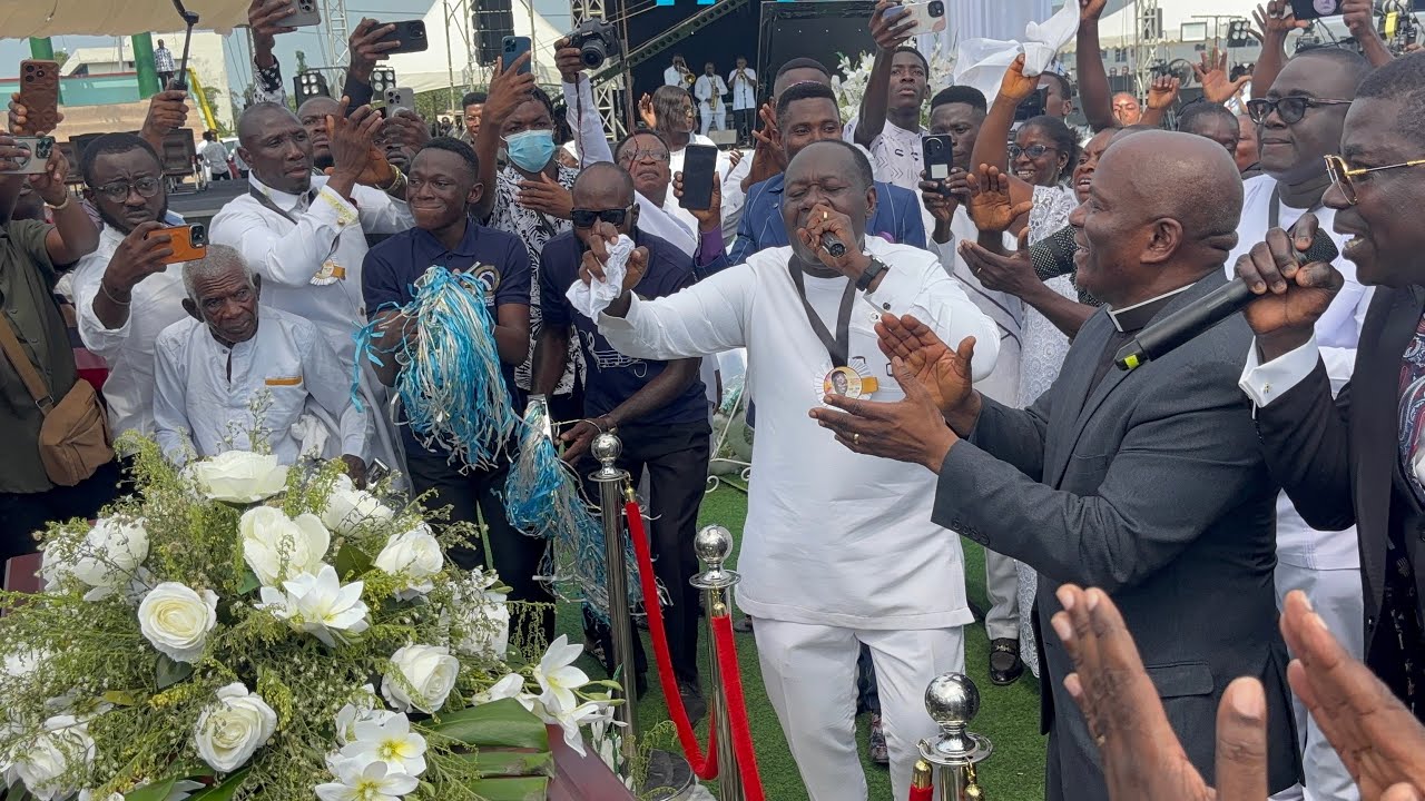 Elder Mireku emotional  Praise on his father’s Casket during final burial service 😭