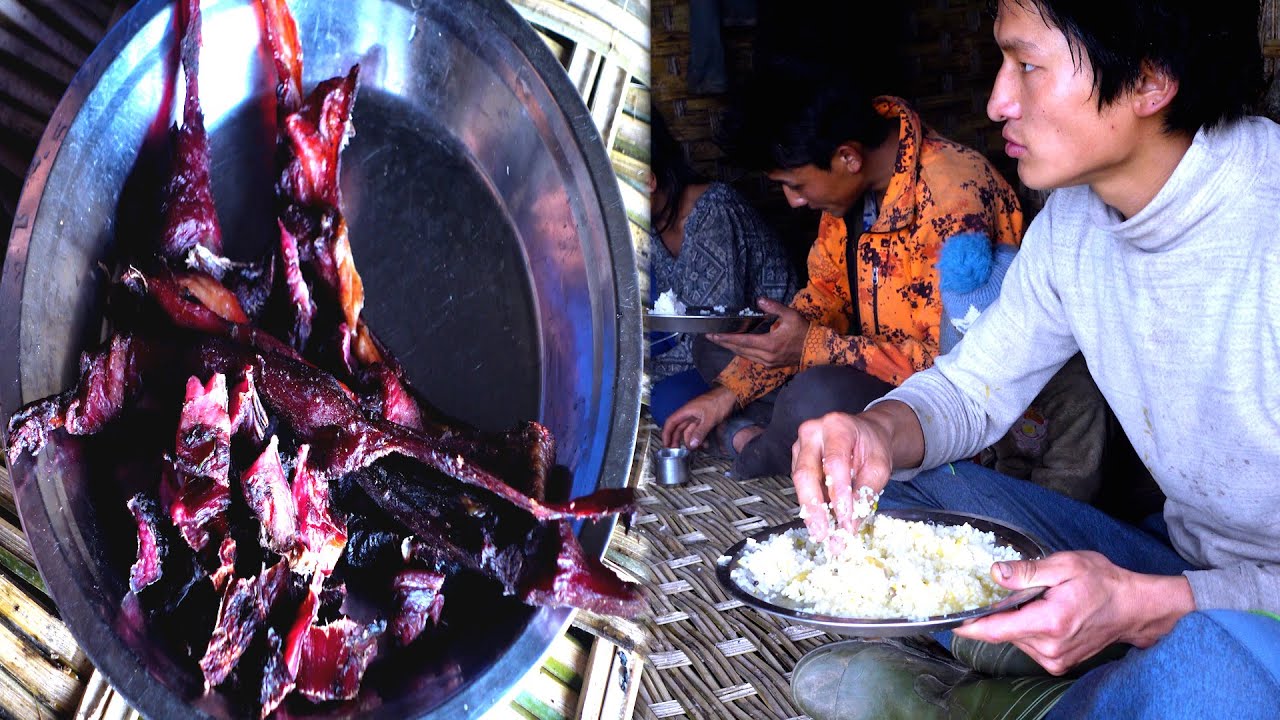 Buff Dry meat with rice || Jina is making Bamboo tin to cover their new shelter