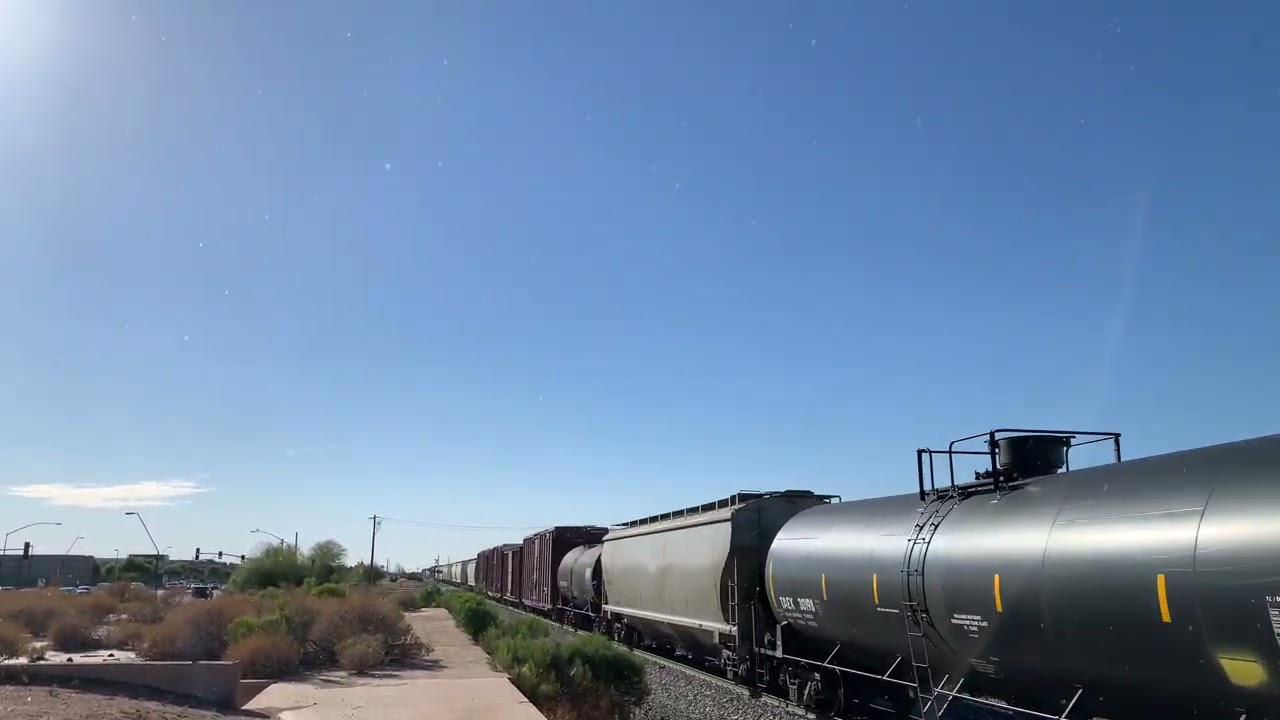 UP8552 Leads the MPXTU through Queen Creek AZ with hornshow.👍🎺