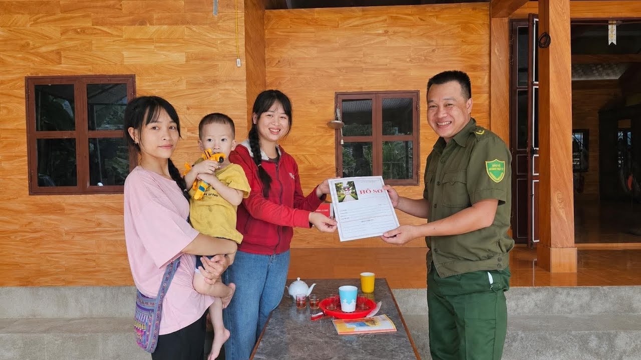 Two sisters help a lost baby find her mother, and unexpectedly, Lam gets the chance to go to school.