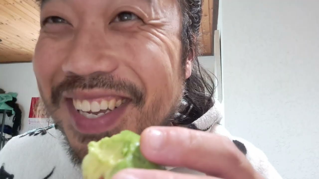 ASMR EATING SOUNDS - AVOCADO & CRACKER