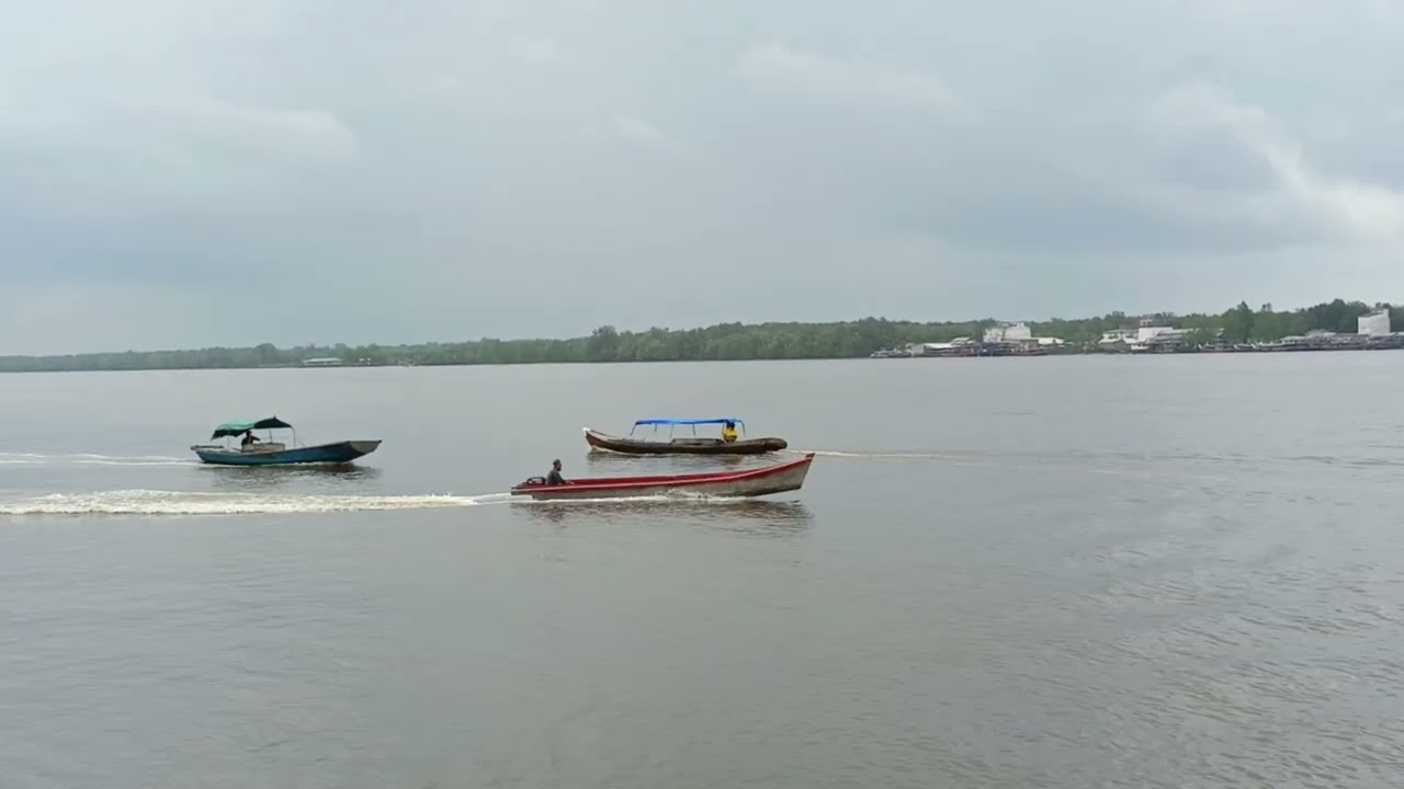 Fishing Boat vs. Passenger Speedboat Maneuvers