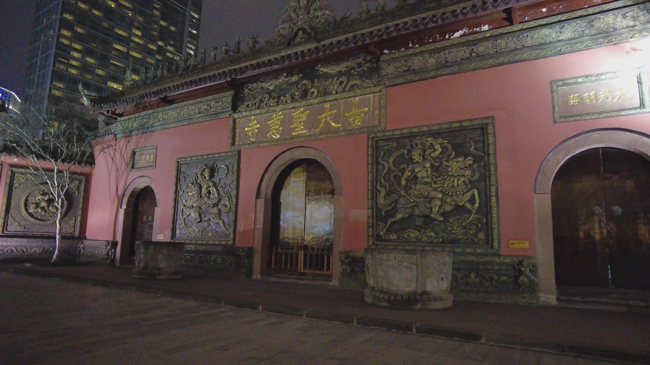 2021-12-17。太古里，春熙路晚上漫走。寒潮下周成都周五，天冷大家就都在家，街上没多少人。